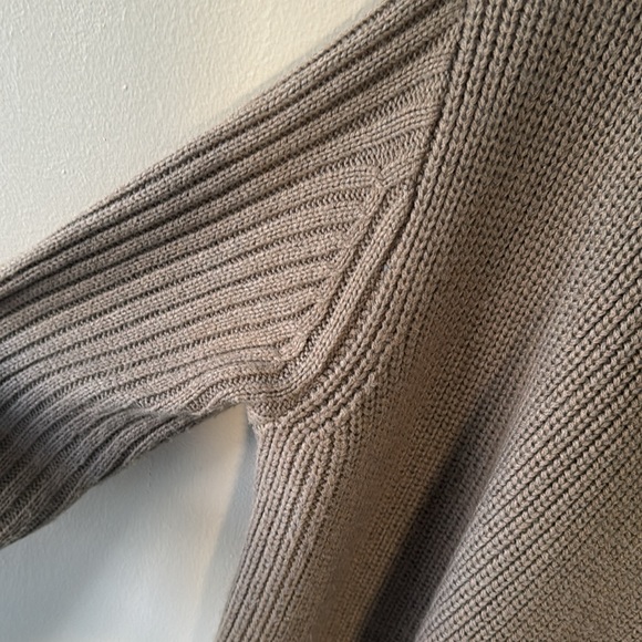 Ellen Tracy brown long sleeves front hooked by neck sweater - Picture 5 of 8